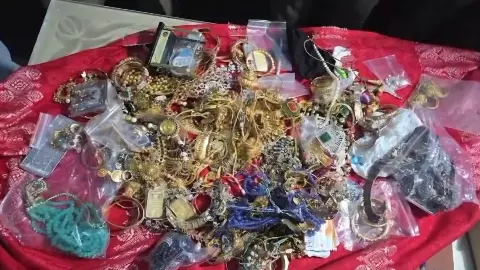 हैदराबाद से रामपुर तक, 5 करोड़ का हीरा-सोना, 3 राज्यों की पुलिस और पति-पत्नी-साली, ऐसे हत्थे चढ़े चोर हैदराबाद से रामपुर तक, 5 करोड़ का हीरा-सोना, 3 राज्यों की पुलिस और पति-पत्नी-साली, ऐसे हत्थे चढ़े चोर