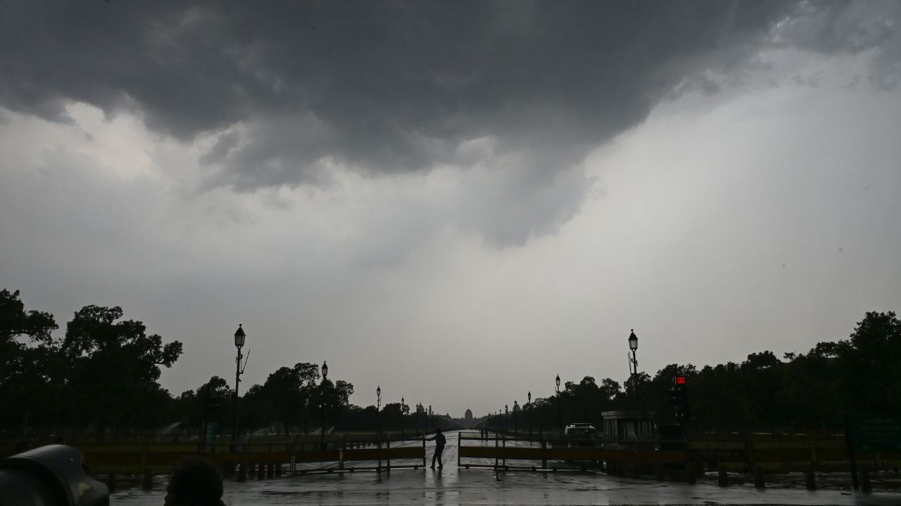 दिल्ली-यूपी में अगले 10 घंटे भारी, 15 राज्यों में बारिश-आंधी और ओलों की चेतावनी; जानें मौसम अपडेट