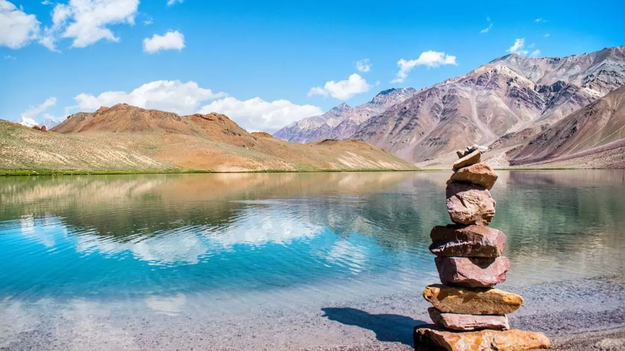 हिमालय की गोद में एक जादुई झील, जहां ज़मीन पर उतर आते हैं रात में तारे; जानिए कैसे पहुंचें, नियम और पूरी ट्रैवल गाइड