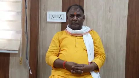 राम मंदिर चढ़ावा विवाद में घिरे टिन्नू यादव ने तोड़ी चुप्पी, बताया करोड़ों की संपत्ति और जमीन का पूरा हिसाब- सुनिए VIDEO राम मंदिर चढ़ावा विवाद में घिरे टिन्नू यादव ने तोड़ी चुप्पी, बताया करोड़ों की संपत्ति और जमीन का पूरा हिसाब- सुनिए VIDEO