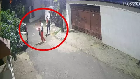सफेद गमछे वाले 2 युवक, पेट्रोल बम और रांची में RSS दफ्तर पर हमला..CCTV से क्या सामने आया; Pointers में जानें सफेद गमछे वाले 2 युवक, पेट्रोल बम और रांची में RSS दफ्तर पर हमला..CCTV से क्या सामने आया; Pointers में जानें