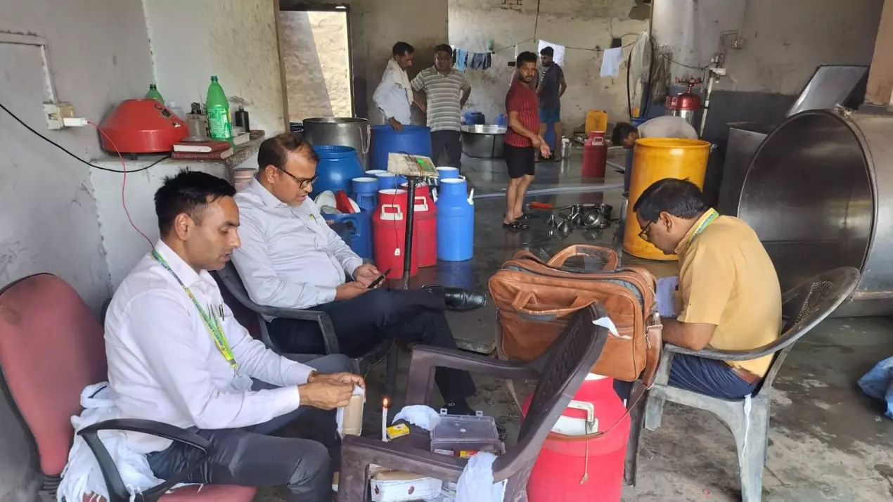 क्या आप भी खा रहे हैं नकली पनीर? नोएडा में 300 किलो संदिग्ध पनीर पकड़ा गया