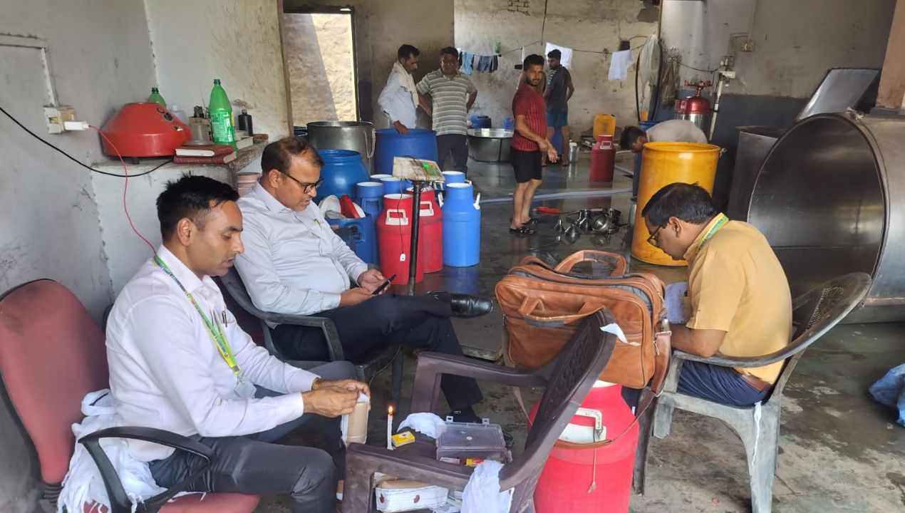 क्या आप भी खा रहे हैं नकली पनीर? नोएडा में 300 किलो संदिग्ध पनीर पकड़ा गया