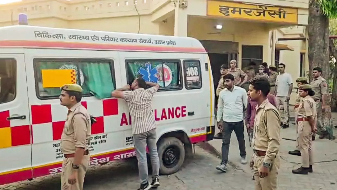 बेटी के बिना बताए घर से जाने पर भड़का पिता, कुल्हाड़ी से किया जानलेवा हमला, ICU में जिंदगी की जंग लड़ रही युवती