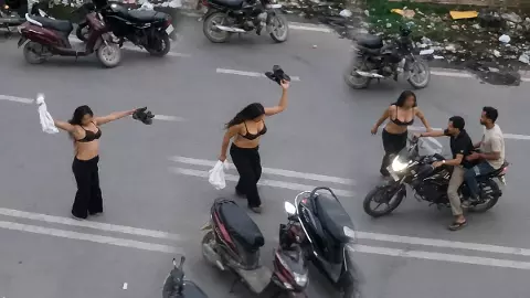 जयपुर के बाद दिल्ली में महिला ने कपड़े उतारकर सड़क पर किया हंगामा, वीडियो वायरल, 5 प्वाइंट्स में जानें मामला जयपुर के बाद दिल्ली में महिला ने कपड़े उतारकर सड़क पर किया हंगामा, वीडियो वायरल, 5 प्वाइंट्स में जानें मामला