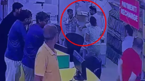 नोएडा की सुपरटेक केपटाउन सोसाइटी में महिला का तांडव, मेंटिनेंस कर्मचारी को जड़े थप्पड़, शख्स ने पकड़े थे हाथ, CCTV वायरल नोएडा की सुपरटेक केपटाउन सोसाइटी में महिला का तांडव, मेंटिनेंस कर्मचारी को जड़े थप्पड़, शख्स ने पकड़े थे हाथ, CCTV वायरल