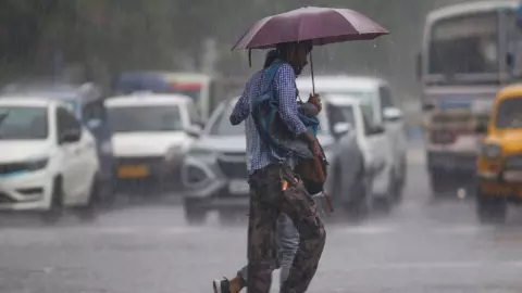 Delhi-NCR में कब होगी मानसून की एंट्री, अगले 48 घंटे को लेकर क्या है IMD का अलर्ट? जानें आज का मौसम Delhi-NCR में कब होगी मानसून की एंट्री, अगले 48 घंटे को लेकर क्या है IMD का अलर्ट? जानें आज का मौसम