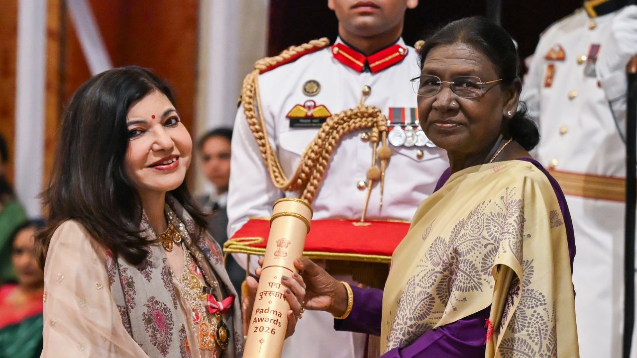 मैं ठीक हो रही हूं! Alka Yagnik ने फैंस की चिंताओं का दिया जवाब, बताया क्यों लेना पड़ा था व्हीलचेयर का सहारा