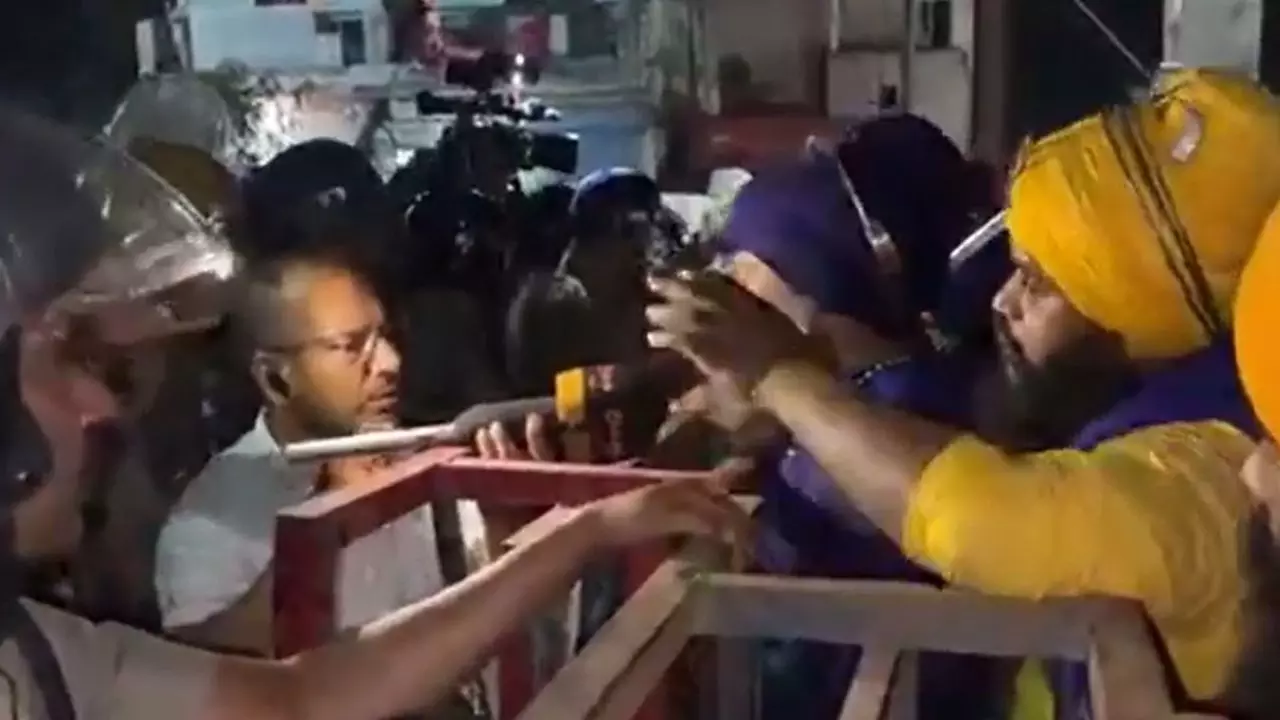 हिमाचल-उत्तराखंड सीमा पर भारी तनाव, निहंग सिखों ने तोड़े पुलिस बैरिकेड; हेमकुंड साहिब की ओर बढ़े