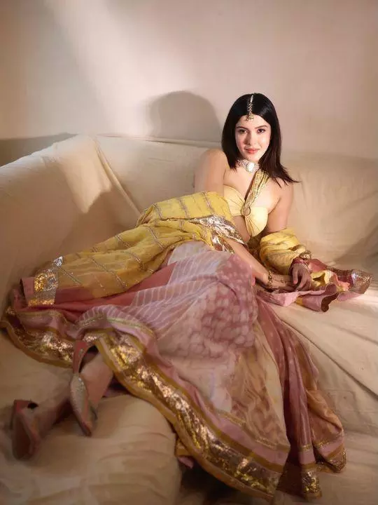 1,28,500 लाख के घाघरा सेट में छाईं Shanaya Kapoor