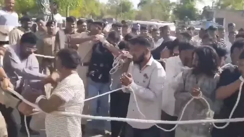 क्या सच में 13 साल की बच्ची के साथ रेप करने वाले आरोपियों को रस्सी से बांधकर पीटा जा रहा? सोशल मचा हल्ला, देखिए VIDEO