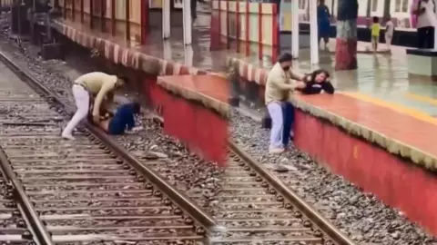मुंबई के दादर स्टेशन पर महिला को ट्रैक पर घसीट-घसीटकर पीटता रहा शख्स, लोग देखते रहे तमाशा; VIDEO वायरल मुंबई के दादर स्टेशन पर महिला को ट्रैक पर घसीट-घसीटकर पीटता रहा शख्स, लोग देखते रहे तमाशा; VIDEO वायरल
