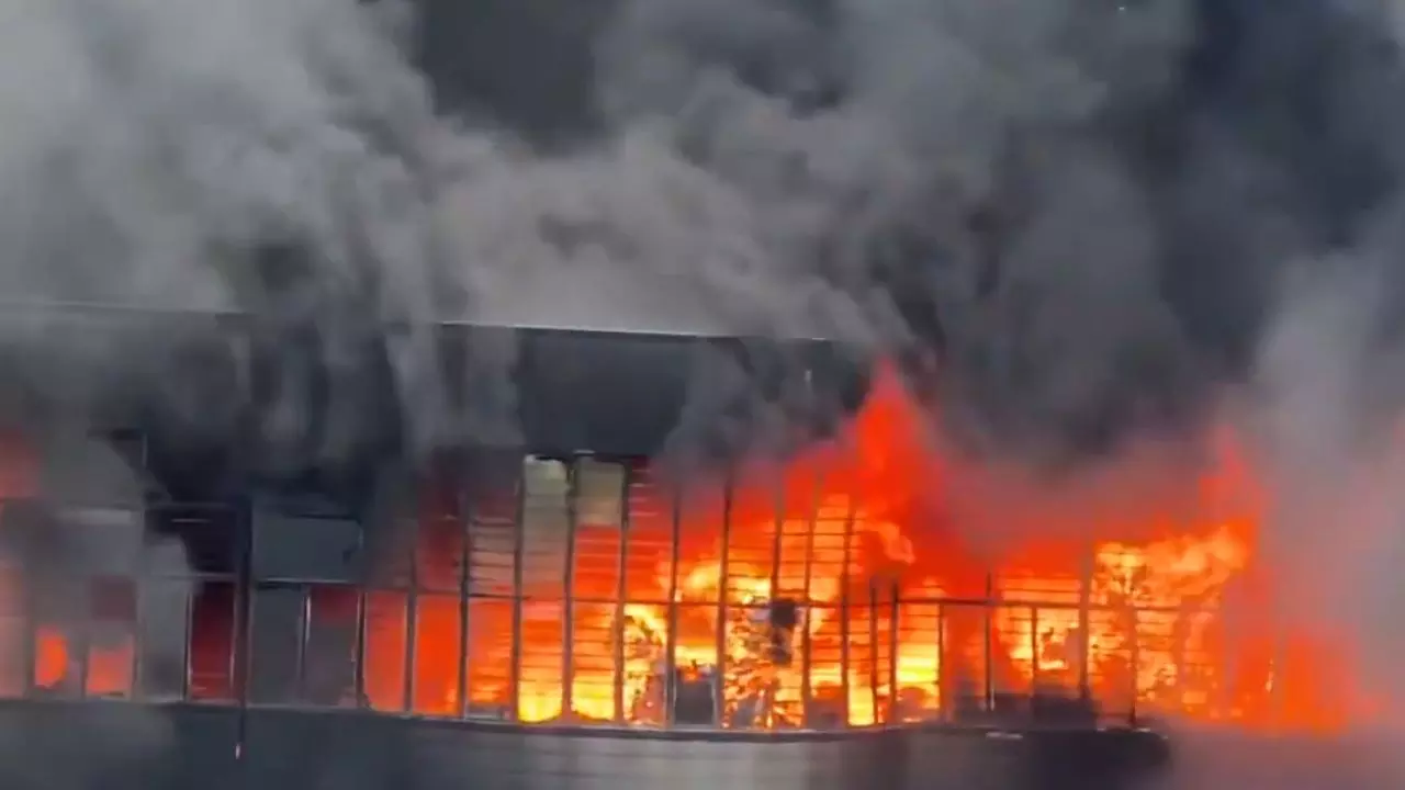 China Factory Fire: कुछ मिनटों में आग का गोला बनी जूता फैक्ट्री, 28 मजदूरों की मौत; अब भी कई लापता- देखिए पांच VIDEO