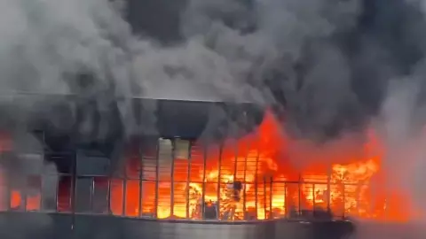 China Factory Fire: कुछ मिनटों में आग का गोला बनी जूता फैक्ट्री, 28 मजदूरों की मौत; अब भी कई लापता- देखिए पांच VIDEO China Factory Fire: कुछ मिनटों में आग का गोला बनी जूता फैक्ट्री, 28 मजदूरों की मौत; अब भी कई लापता- देखिए पांच VIDEO