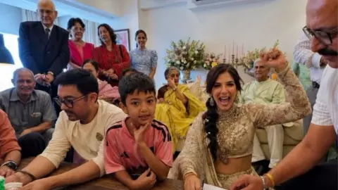 100 करोड़ खर्च कर लग्जरी विला बनवा रहे आमिर खान, नई पत्नी गौरी रहेंगी साथ, पहली और दूसरी पत्नी के लिए भी होगा अपार्टमेंट 100 करोड़ खर्च कर लग्जरी विला बनवा रहे आमिर खान, नई पत्नी गौरी रहेंगी साथ, पहली और दूसरी पत्नी के लिए भी होगा अपार्टमेंट