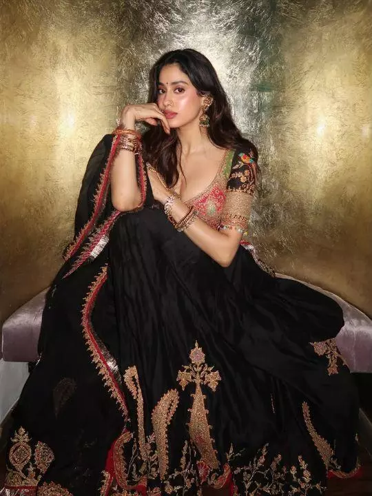 झुमके, छोटी बिंदी और 1.5 लाख के लहंगे में Janhvi Kapoor ने गिराई बिजलियां