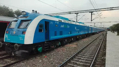 डीजल-इलेक्ट्रिक नहीं... अब हाइड्रोजन से दौड़ेगी ट्रेन! क्यों है ये इतनी खास? जानें रूट समेत 10 अहम सवालों के जवाब डीजल-इलेक्ट्रिक नहीं... अब हाइड्रोजन से दौड़ेगी ट्रेन! क्यों है ये इतनी खास? जानें रूट समेत 10 अहम सवालों के जवाब
