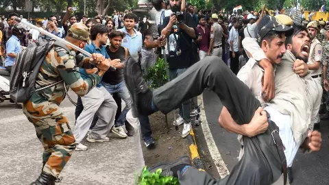 170 से ज्यादा घायल, कई पुलिसकर्मी भी शामिल, जंतर-मंतर पर लाठीचार्ज के बाद अस्पताल में दिखे ऐसे हालात, तस्वीरों में देखें 170 से ज्यादा घायल, कई पुलिसकर्मी भी शामिल, जंतर-मंतर पर लाठीचार्ज के बाद अस्पताल में दिखे ऐसे हालात, तस्वीरों में देखें