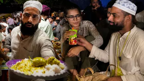 जंतर-मंतर पर खाना खिलाने वाले जुनैद पर संकट, पिता और भाई को पुलिस ने उठाया, बहन के घर पर भी छापा; 7 Points में समझें पूरा मामला जंतर-मंतर पर खाना खिलाने वाले जुनैद पर संकट, पिता और भाई को पुलिस ने उठाया, बहन के घर पर भी छापा; 7 Points में समझें पूरा मामला