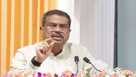 Dharmendra Pradhan Resign: शिक्षा मंत्री धर्मेंद्र प्रधान का इस्तीफा, 2 पन्नों में लिखी अपनी बात, कहा- मन दुखी, छात्र भ्रम में न फंसें