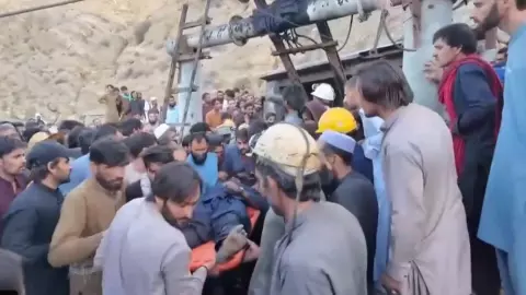 पाकिस्तान के बलूचिस्तान में बड़ा हादसा, खदान में गैस विस्फोट से मची तबाही, 32 मजदूरों की मौत, 10 की तलाश जारी पाकिस्तान के बलूचिस्तान में बड़ा हादसा, खदान में गैस विस्फोट से मची तबाही, 32 मजदूरों की मौत, 10 की तलाश जारी