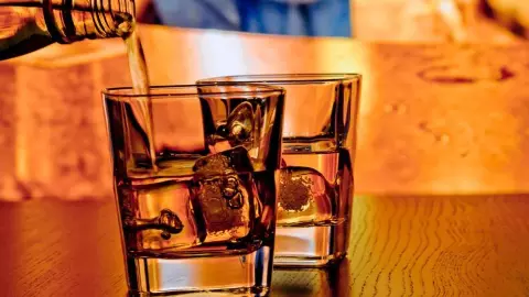 FSSAI ने Old Monk समेत कई Whisky-Rum ब्रांड्स की बिक्री पर लगाई रोक, जानिए वजह और पूरी डिटेल FSSAI ने Old Monk समेत कई Whisky-Rum ब्रांड्स की बिक्री पर लगाई रोक, जानिए वजह और पूरी डिटेल