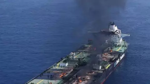 Red Sea में भारतीय जहाज पर पहला बड़ा हमला! समंदर में डूबा Ship, 13 भारतीयों समेत सभी Crew का हुआ रेस्क्यू Red Sea में भारतीय जहाज पर पहला बड़ा हमला! समंदर में डूबा Ship, 13 भारतीयों समेत सभी Crew का हुआ रेस्क्यू