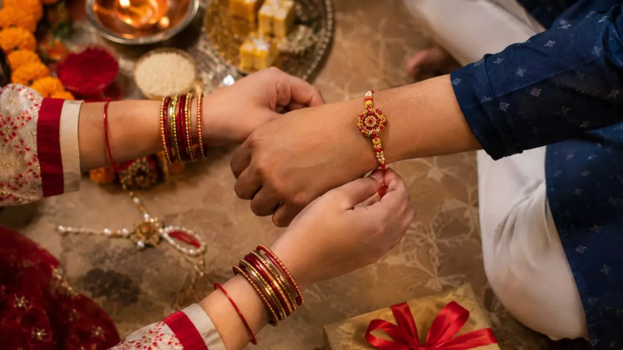 हरियाली तीज से रक्षा बंधन तक... जानिए अगले कुछ दिनों में कब और कौन-सा त्योहार मनाया जाएगा