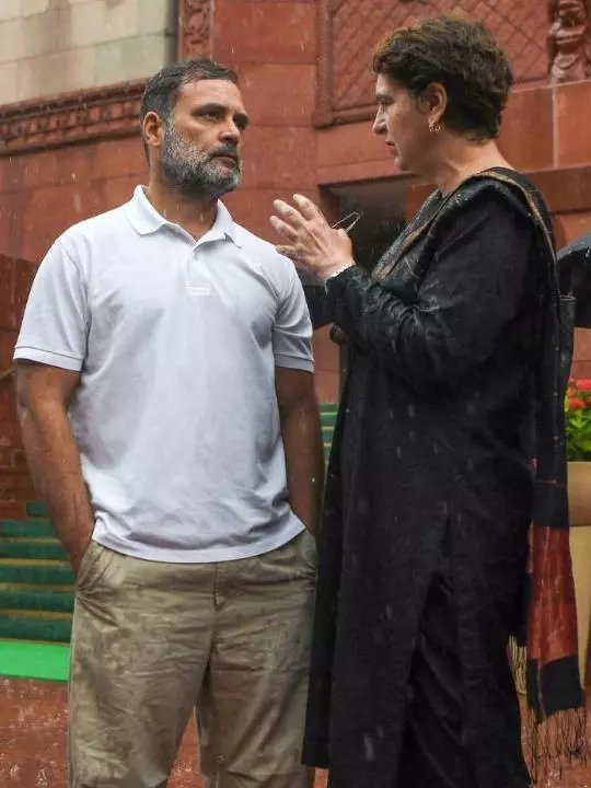 खूब भीगे राहुल-प्रियंका, सांसदों ने ऐसे लिया बारिश का मजा