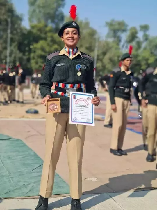 पापा स्टार, बेटी फौजी! कौन हैं इशिता शुक्ला, जिन पर है रवि किशन को नाज