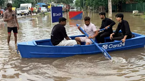 बारिश में गुरुग्राम की सड़कें लबालब, Cars24 ने उतार दी बोट, देना पड़ गया इतने हजार का चालान बारिश में गुरुग्राम की सड़कें लबालब, Cars24 ने उतार दी बोट, देना पड़ गया इतने हजार का चालान