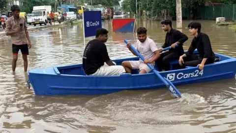 बारिश में गुरुग्राम की सड़कें लबालब, Cars24 ने उतार दी बोट, देना पड़ गया इतने हजार का चालान बारिश में गुरुग्राम की सड़कें लबालब, Cars24 ने उतार दी बोट, देना पड़ गया इतने हजार का चालान
