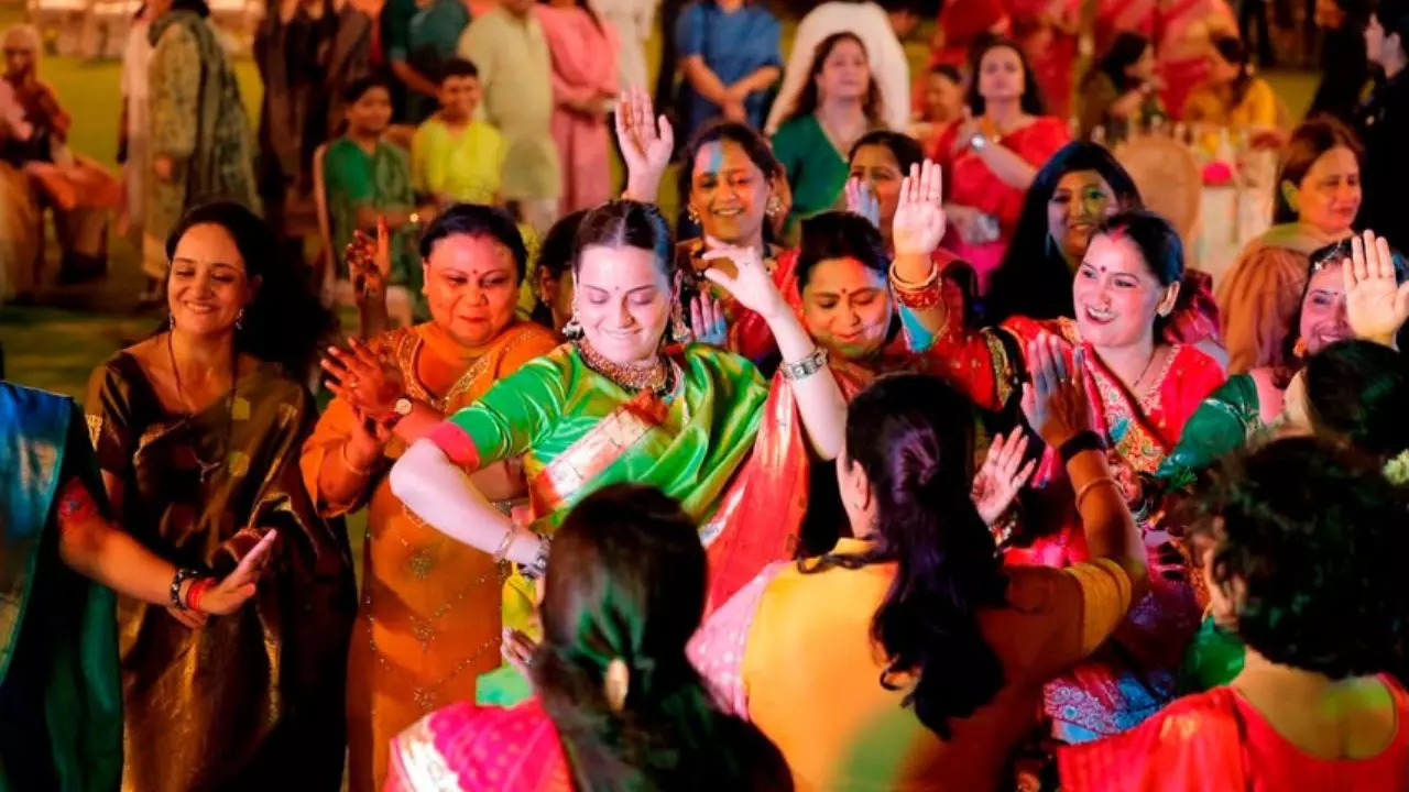 नारंगी पल्लू और हरे रंग की साड़ी, नेकलेस से लेकर मैचिंग इयररिंग्स, मेहंदी भी लगवाई, ऐसा है Kangana Ranaut का हरियाली तीज लुक