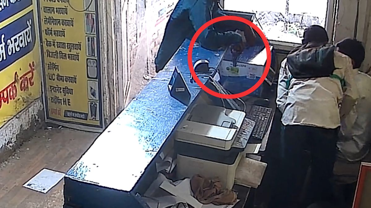 ग्रेटर नोएडा में दिनदहाड़े लूट, साइबर कैफे में पिस्टल दिखाकर युवक से 80 हजार रुपये ऐंठ ले गए बदमाश; वारदात CCTV में कैद