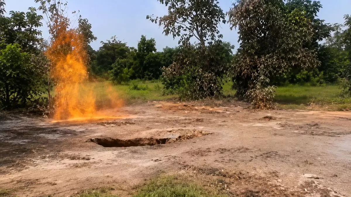 Bokaro Ground Fire: Flames Emerge From Earth Amid Rain, Methane Gas Suspected