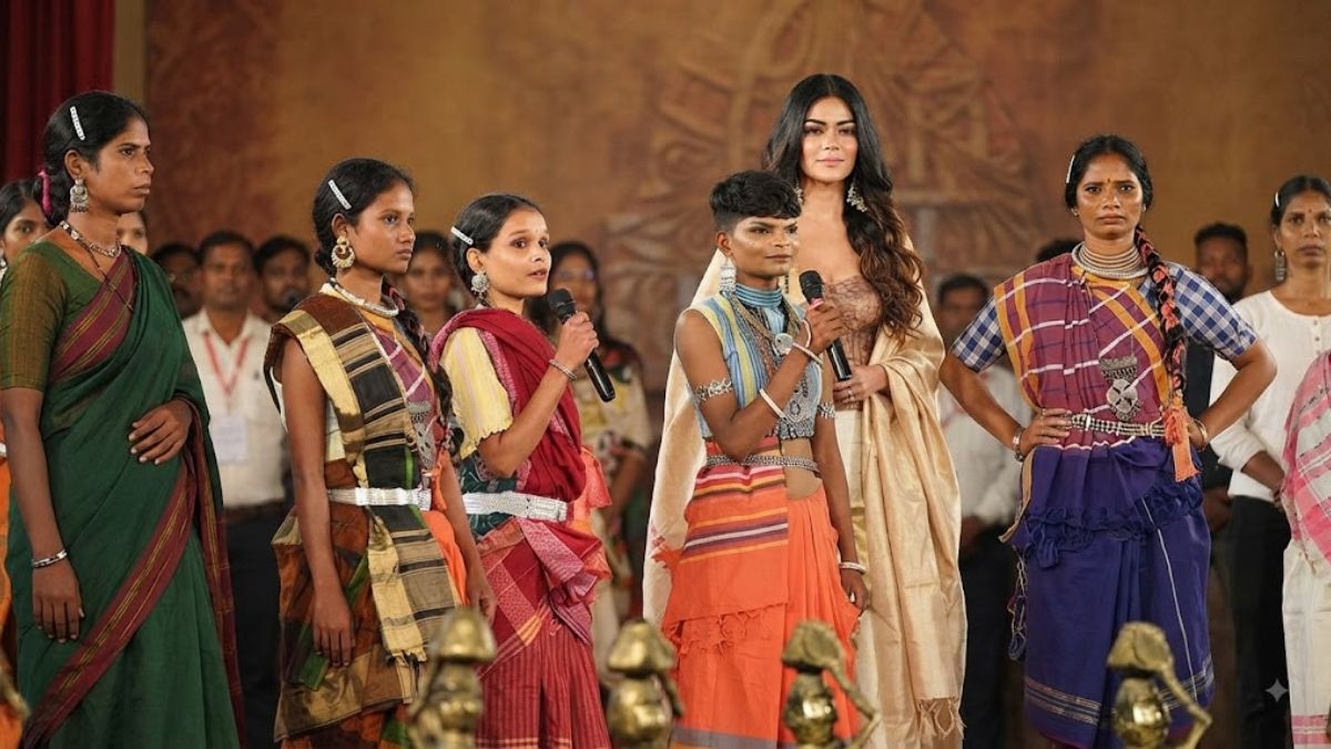 कभी जंगल में उठाती थीं हथियार, अब कोसा सिल्क पहन रैंप पर उतरीं तो तालियों से गूंज उठा ऑडिटोरियम, कहानी 9 पूर्व महिला माओवादियों की