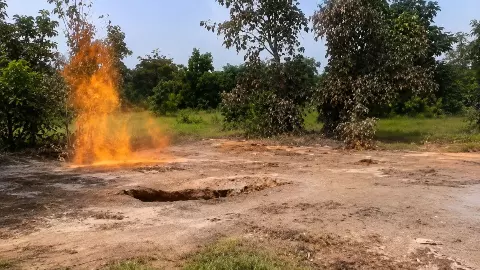 Bokaro Ground Fire: Flames Emerge From Earth Amid Rain, Methane Gas Suspected