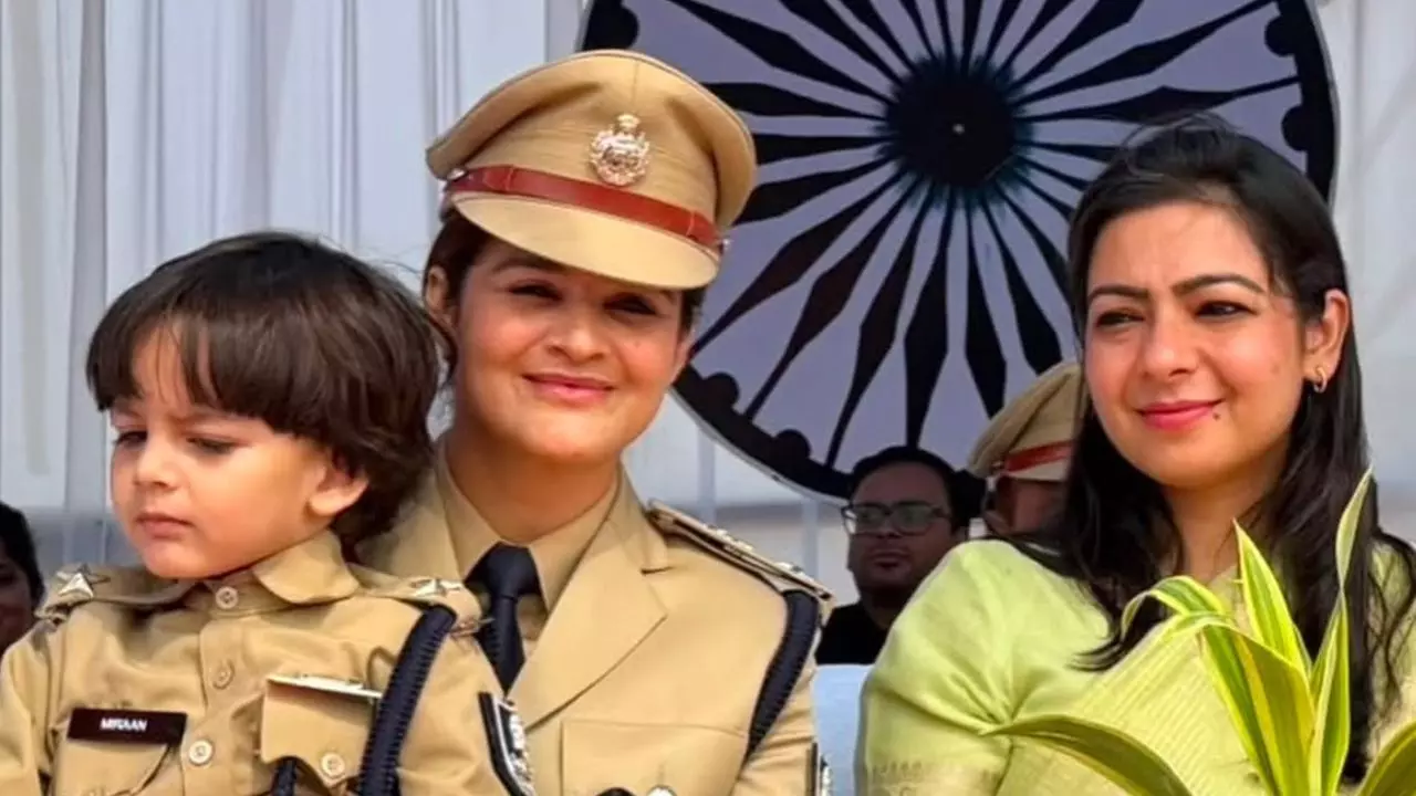 IPS नवजोत सिमी के साथ खाकी लुक छाया ये Viral बच्चा कौन? पिता हैं DM- वीडियो देख यूजर्स ने दिया गजब का प्यार