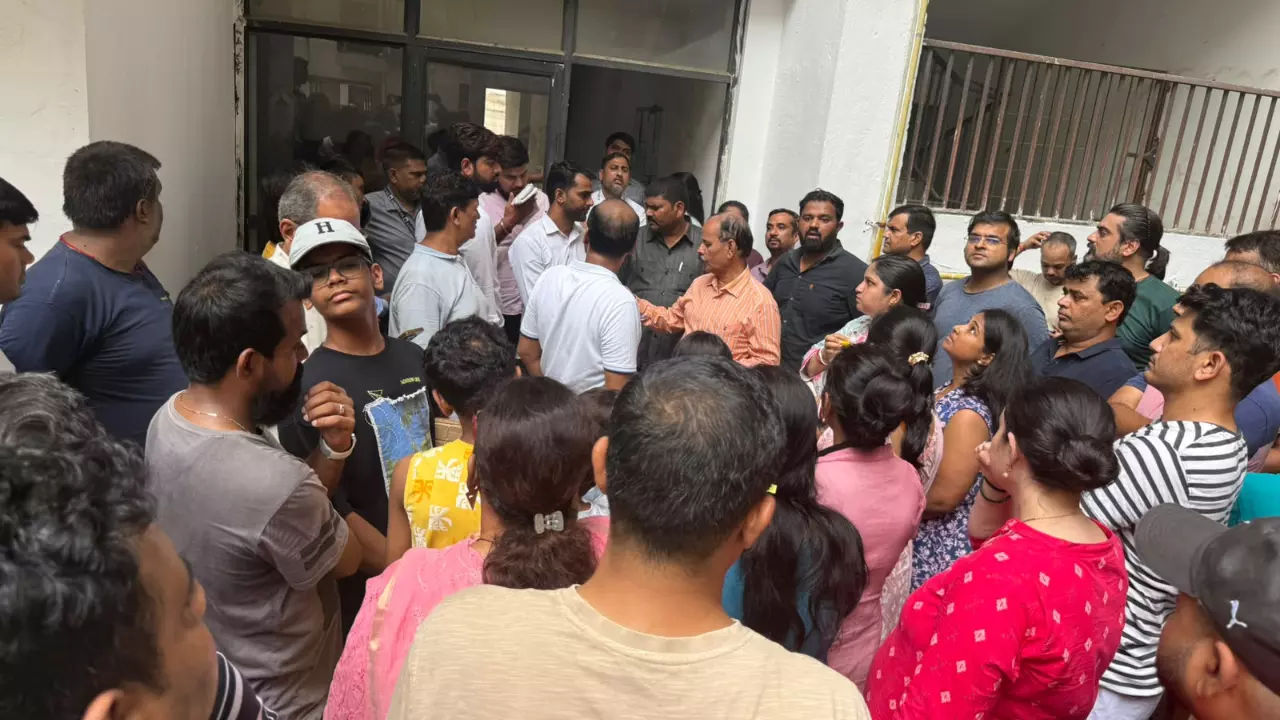 Greater Noida: पंचशील ग्रीन्स-2 में आवारा कुत्तों को लेकर सड़क पर उतरे निवासी, निकाला मार्च; बोले- यहां इंसानों से ज्यादा कुत्ते