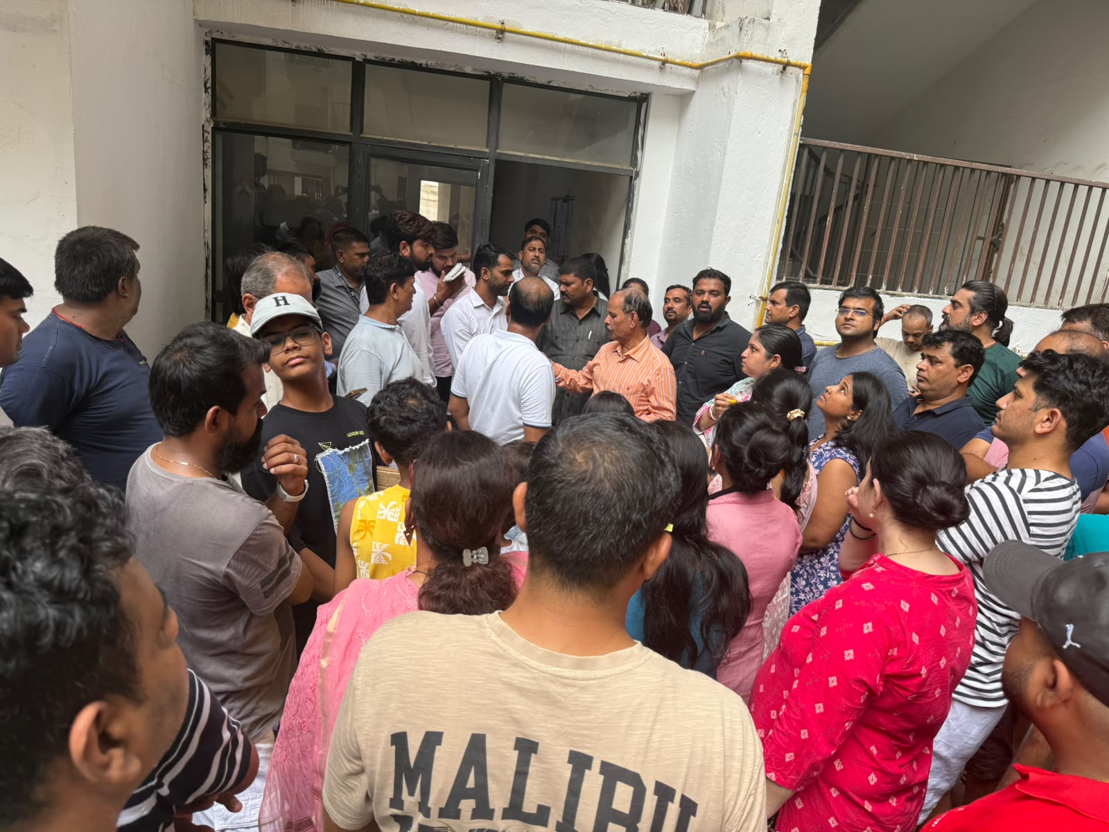 Greater Noida: पंचशील ग्रीन्स-2 में आवारा कुत्तों को लेकर सड़क पर उतरे निवासी, निकाला मार्च; बोले- 'यहां इंसानों से ज्यादा कुत्ते'