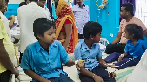 नमक समझकर डाल दिया डिटर्जेंट, बिहार के स्कूल में खाना खाते ही 34 बच्चे पहुंचे अस्पताल, अब ऐसी है हालत, जानें क्या लिया गया एक्शन नमक समझकर डाल दिया डिटर्जेंट, बिहार के स्कूल में खाना खाते ही 34 बच्चे पहुंचे अस्पताल, अब ऐसी है हालत, जानें क्या लिया गया एक्शन