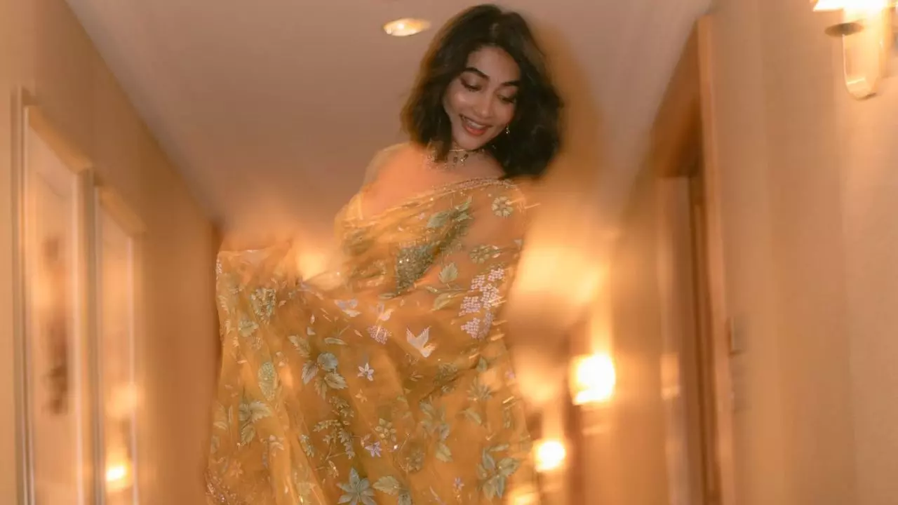 Pooja Hegde ने पहनी 4.95 लाख की पिचवाई सिल्क साड़ी, 51 हजार के चोकर ने बढ़ाई खूबसूरती, न्यूयॉर्क में एक्ट्रेस का जलवा