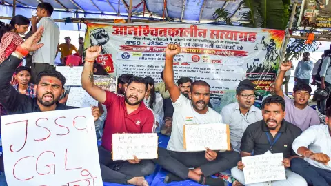 किसी की शादी पर संकट तो किसी के कंधों पर कर्ज का बोझ! JSSC-CGL बहाली रद्द होते ही कैसे टूटने लगे युवाओं के सपने? किसी की शादी पर संकट तो किसी के कंधों पर कर्ज का बोझ! JSSC-CGL बहाली रद्द होते ही कैसे टूटने लगे युवाओं के सपने?
