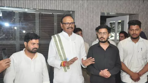 हर्ष दुबे कौन? जंतर-मंतर के आंदोलन से लखनऊ पहुंचने तक, आपसी फूट! ब्रजेश पाठक से मुलाकात ने बढ़ाई हलचल- देखिए VIDEO हर्ष दुबे कौन? जंतर-मंतर के आंदोलन से लखनऊ पहुंचने तक, आपसी फूट! ब्रजेश पाठक से मुलाकात ने बढ़ाई हलचल- देखिए VIDEO