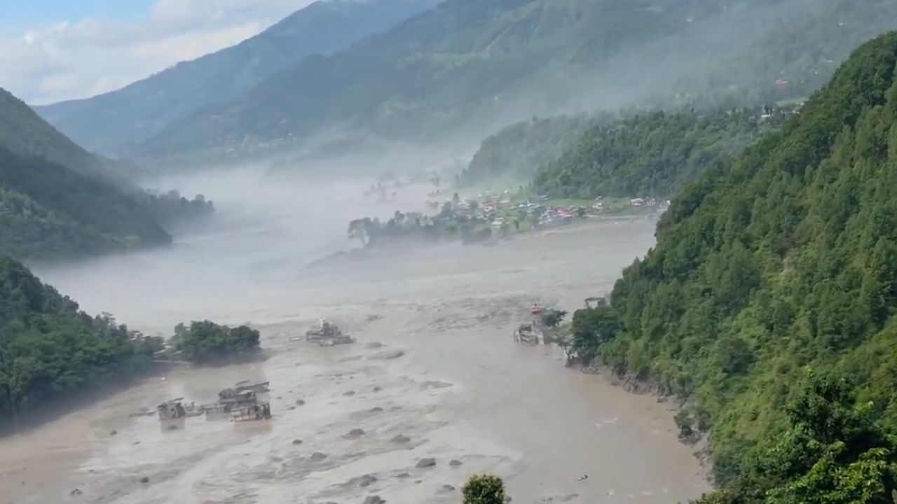 न बारिश हुई, न कोई चेतावनी... फिर अचानक कैसे नेपाल की भोटे काशी नदी में आई भयंकर बाढ़, 41 जवान लापता- देखें वीडियो