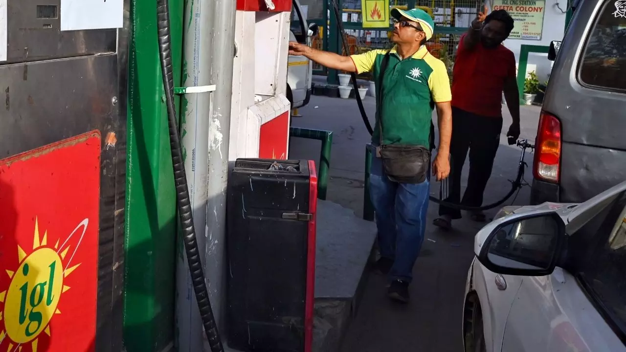 दिल्ली-NCR वालों को बड़ा झटका! CNG के दाम बढ़े, जानें अब कितना देना होगा और क्यों बढ़ा रेट- 5 पॉइंट्स