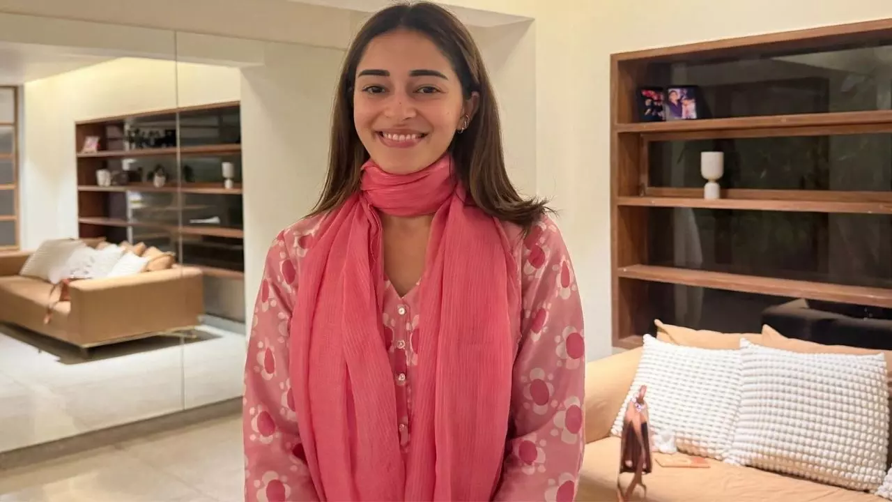 Ananya Panday ने राखी पर चुना ये सिंपल सूट लुक, 12.5 हजार का आउटफिट और सॉफ्ट मेकअप ने बढ़ाया नूर