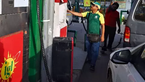 दिल्ली-NCR वालों को बड़ा झटका! CNG के दाम बढ़े, जानें अब कितना देना होगा और क्यों बढ़ा रेट- 5 पॉइंट्स