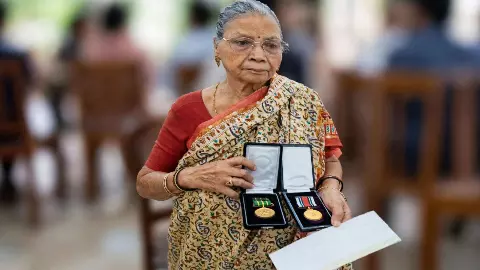 22 साल बाद भी वादे नहीं पूरे, कौन थे शहीद विवेक सक्सेना और आखिर क्यों उनकी मां अब लौटाना चाहती हैं शौर्य चक्र? 22 साल बाद भी वादे नहीं पूरे, कौन थे शहीद विवेक सक्सेना और आखिर क्यों उनकी मां अब लौटाना चाहती हैं शौर्य चक्र?