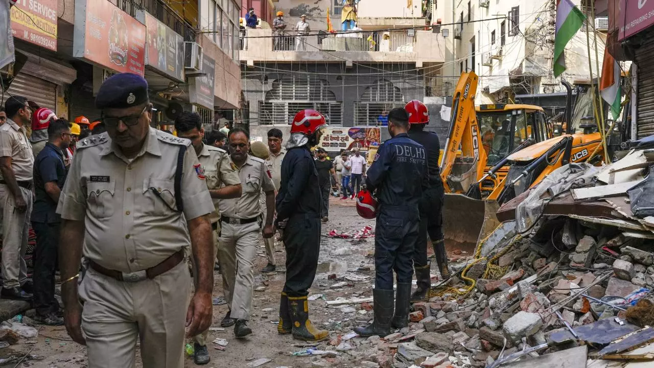 7 लोगों की मौत के बाद सत्य निकेतन में चला MCD का हथौड़ा, हादसे वाली इमारत से सटे PG को ढहाने का काम शुरू- 10 Points